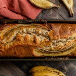 Pão de casca de banana dourado e fofinho, feito com ingredientes naturais, parte de receitas sustentáveis para evitar desperdícios.