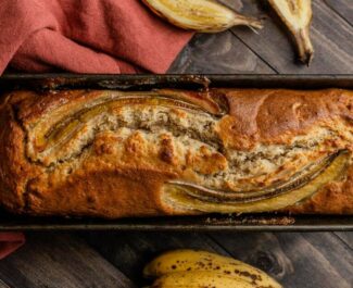 Pão de casca de banana dourado e fofinho, feito com ingredientes naturais, parte de receitas sustentáveis para evitar desperdícios.