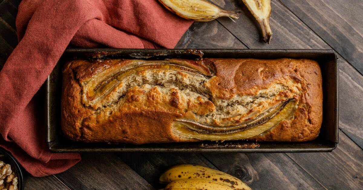 Pão de casca de banana dourado e fofinho, feito com ingredientes naturais, parte de receitas sustentáveis para evitar desperdícios.