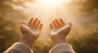 Mãos abertas voltadas ao sol simbolizando receptividade e despertar espiritual em meio à natureza.