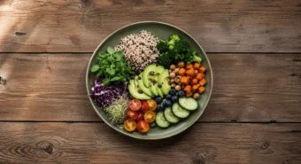Prato de cerâmica verde com vegetais frescos e grãos sobre mesa rústica de madeira — alimentação sustentável no dia a dia.
